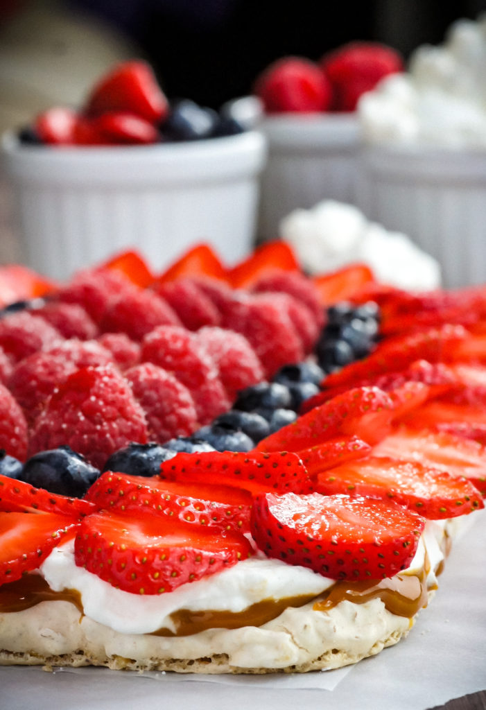 Pavlova de nueces con. chantilly y frutos del bosque